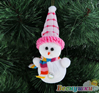 Снеговик в розовой шапке на ёлке